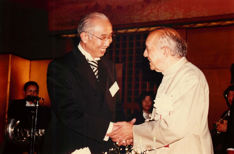 Archbishop Hélder Pessoa Câmara, recipient of the first Niwano Peace Prize, and Founder Nikkyo Niwano, honorary president of the Niwano Peace Foundation, at the award ceremony in 1983.
