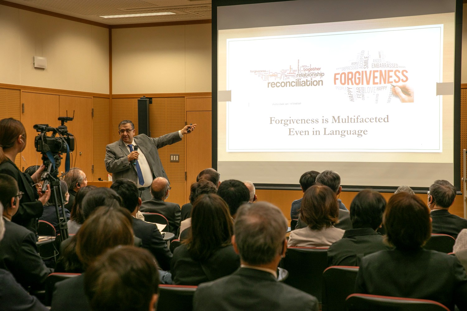 Dr. Mohammed Abu-Nimer, recipient of the 41st Niwano Peace Prize, speaks at a workshop on peacebuilding and reconciliation in 2024.
