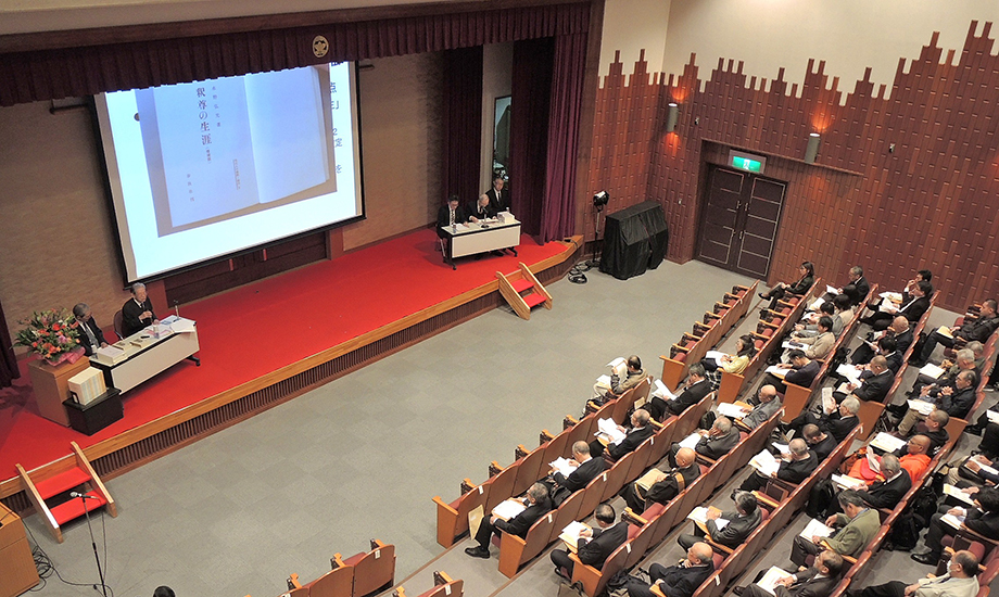 A presentation marks the completion of A Biography of Shakyamuni Buddha Based on Early Buddhist Scriptures in 2019.