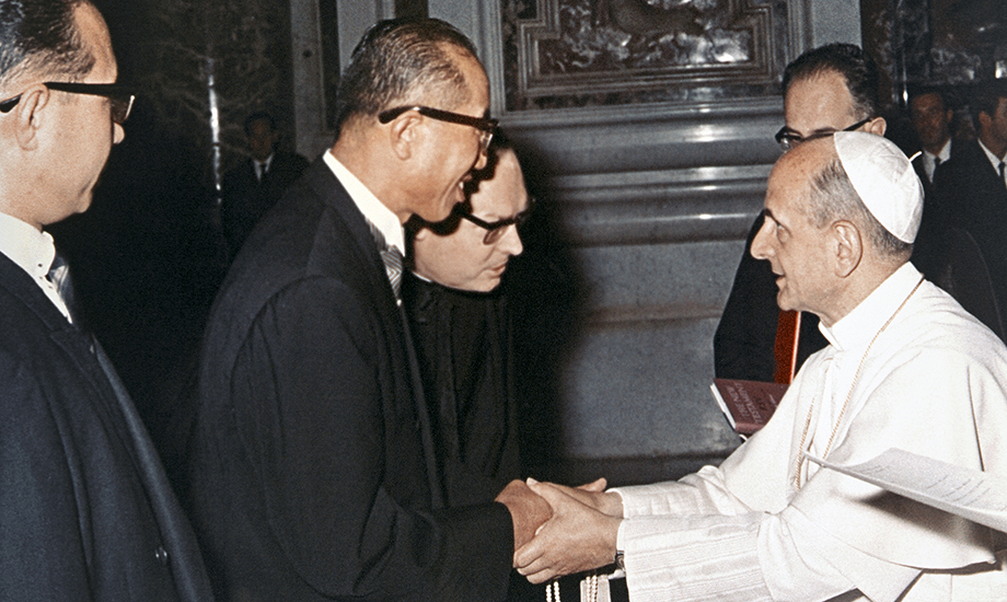 Founder Nikkyo Niwano meets with Pope Paul VI at St. Peter’s Basilica in 1965.
